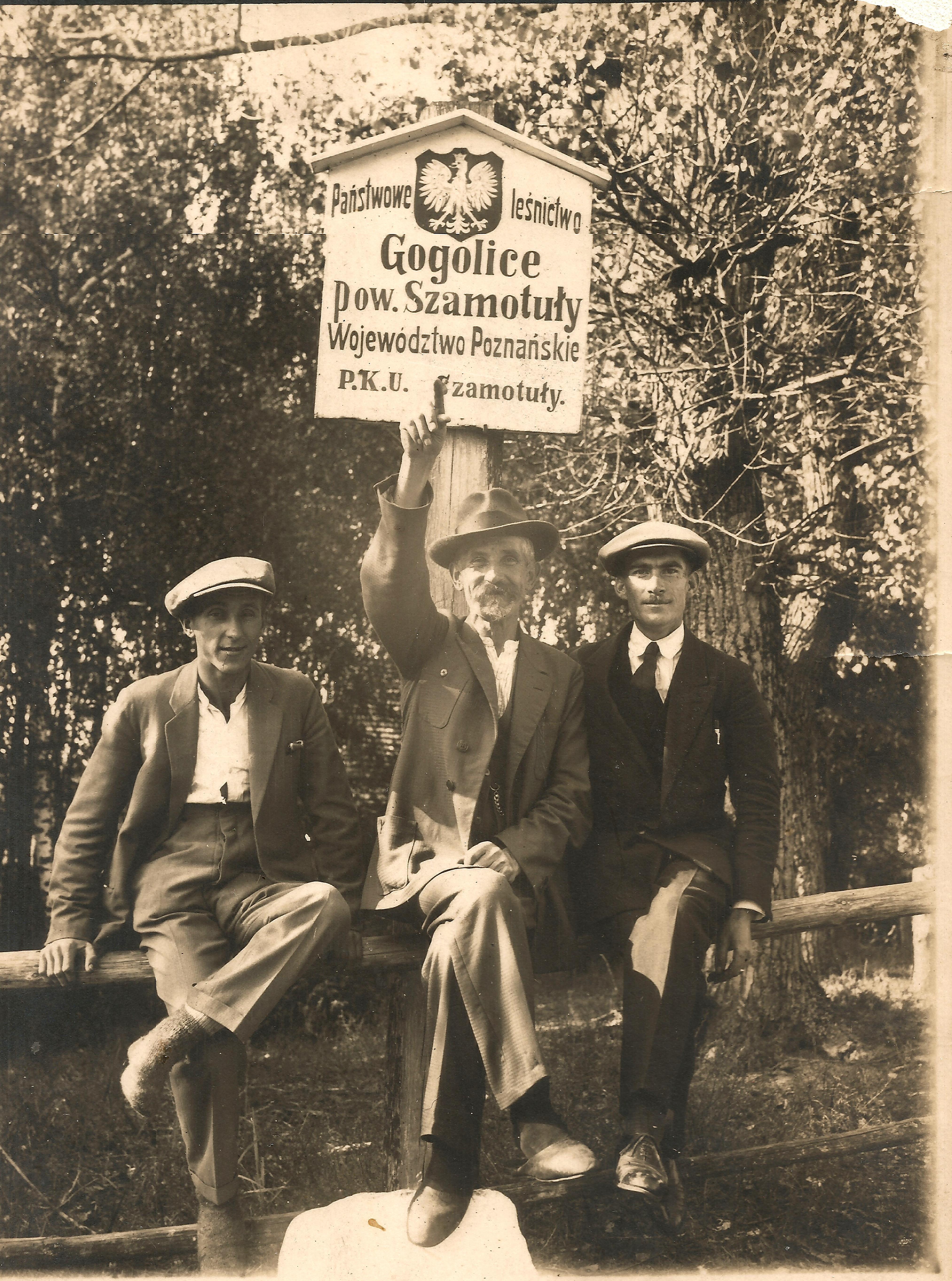 Zdjęcie przedstawia leśniczego Tomasza Andrzejewskiego z synami przed leśniczówką w Gogolicach w 1928 roku. Zdjęcie z archiwum rodzinnego Pana Waldemara Kozłowskiego, wnuka leśniczego Tomasza Andrzejewskiego.