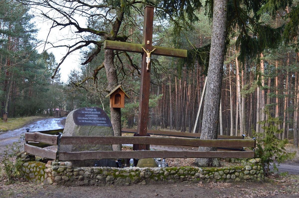 Zdjęcie przedstawia dwa kamienie niepodległościowe: z 1928 i 2019 roku oraz odnowiony drewniany krzyż w Gogolicach (fot. Roman Tomczak Nadleśnictwo Sieraków)