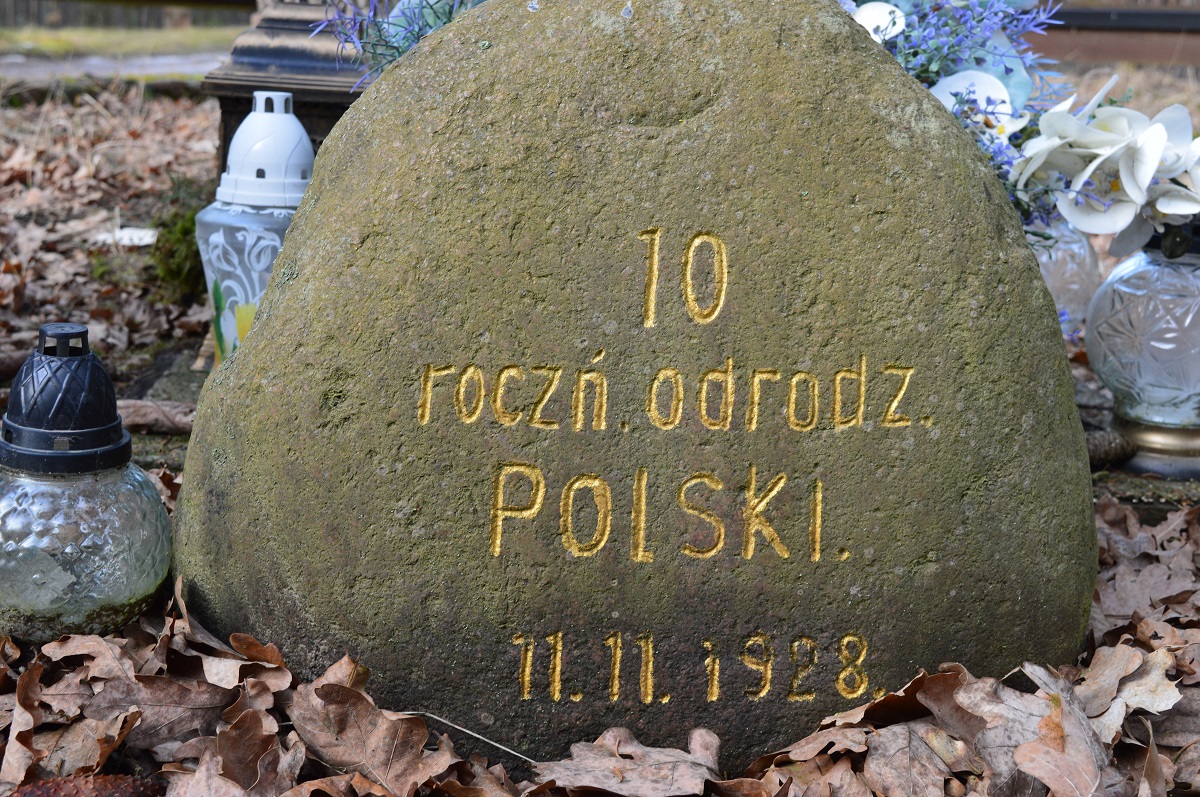 Zdjęcie przedstawia dzisiejszy wygląd kamienia niepodległościowego z odnowionym napisem 10 roczń. odrodz. POLSKI. 11.11.1928. (fot. Roman Tomczak Nadleśnictwo Sieraków).