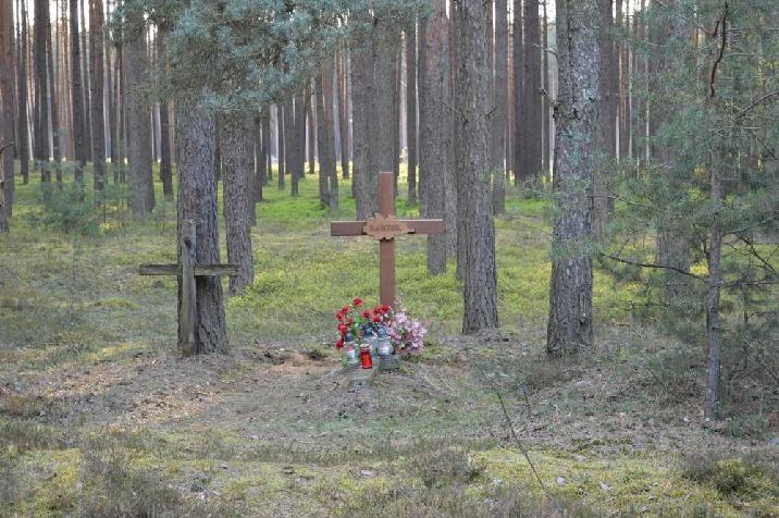 Fotografia przedstawia miejsce pochówku w Puszczy Noteckiej. Fot. Roman Tomczak (Nadleśnictwo Sieraków).