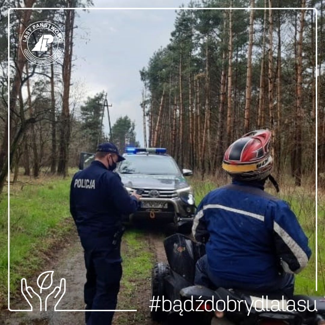 Fotografia przedstawia patrol Straży Leśnej i Policji w trakcie kontroli. Fot. Archiwum RDLP w Poznaniu.