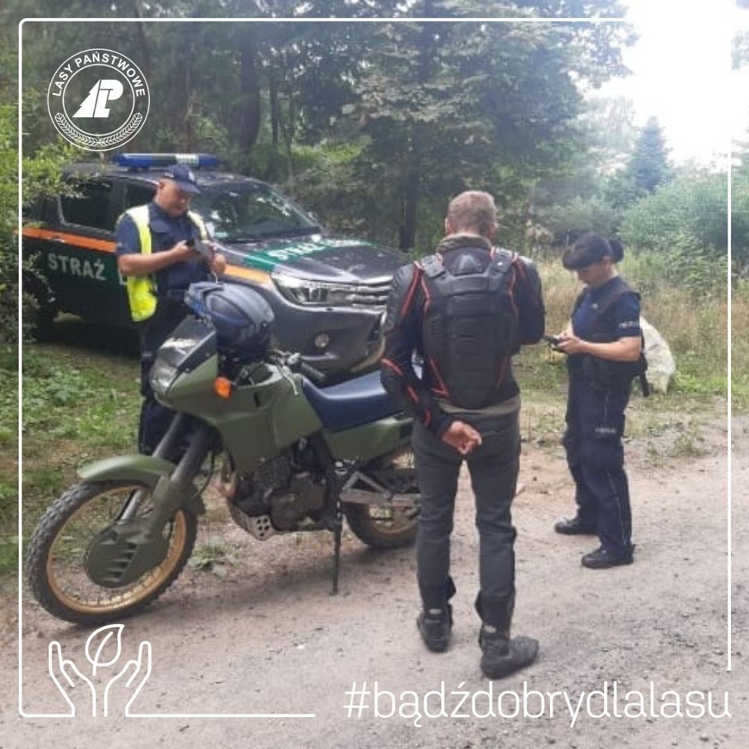 Fotografia przedstawia moment kontroli przez patrol Straży Leśnej i Policji. Fot. Archiwum RDLP w Poznaniu. 