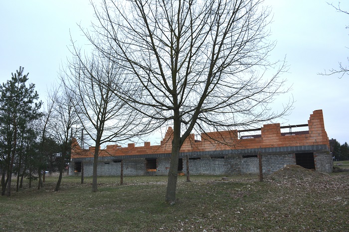 Zdjęcie przedstawia budowę nowego ośrodka dla osób z niepełnosprawnościami we Włoszakowicach. Fot. Marek Wąsowicz (Nadleśnictwo Włoszakowice)