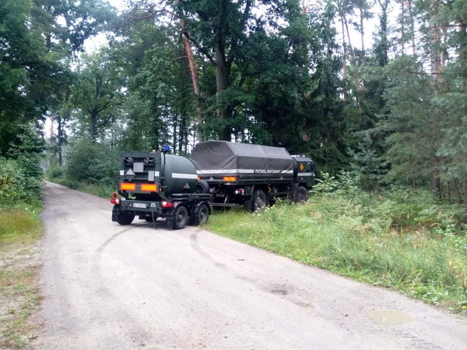 Fotografia przedstawia samochód patrolu saperskiego. Fot. Bartłomiej Wojtkowiak (Nadleśnictwo Góra Śląska).