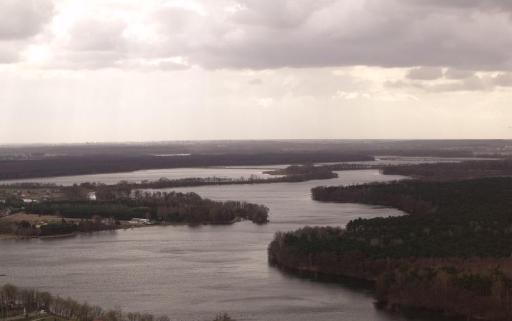 Fotografia przedstawia panoramę jezior na terenie Nadleśnictwa Konin. Fot. Archiwum Nadleśnictwa Konin. 
