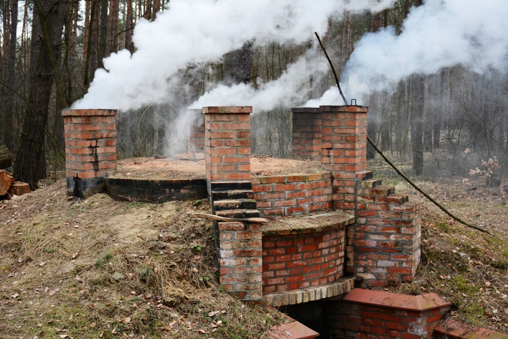 Fotografia przedstawia retortę do wypalania drewna z Nadleśnictwa Włoszakowice. Fot. Archiwum Nadleśnictwa Włoszakowice.