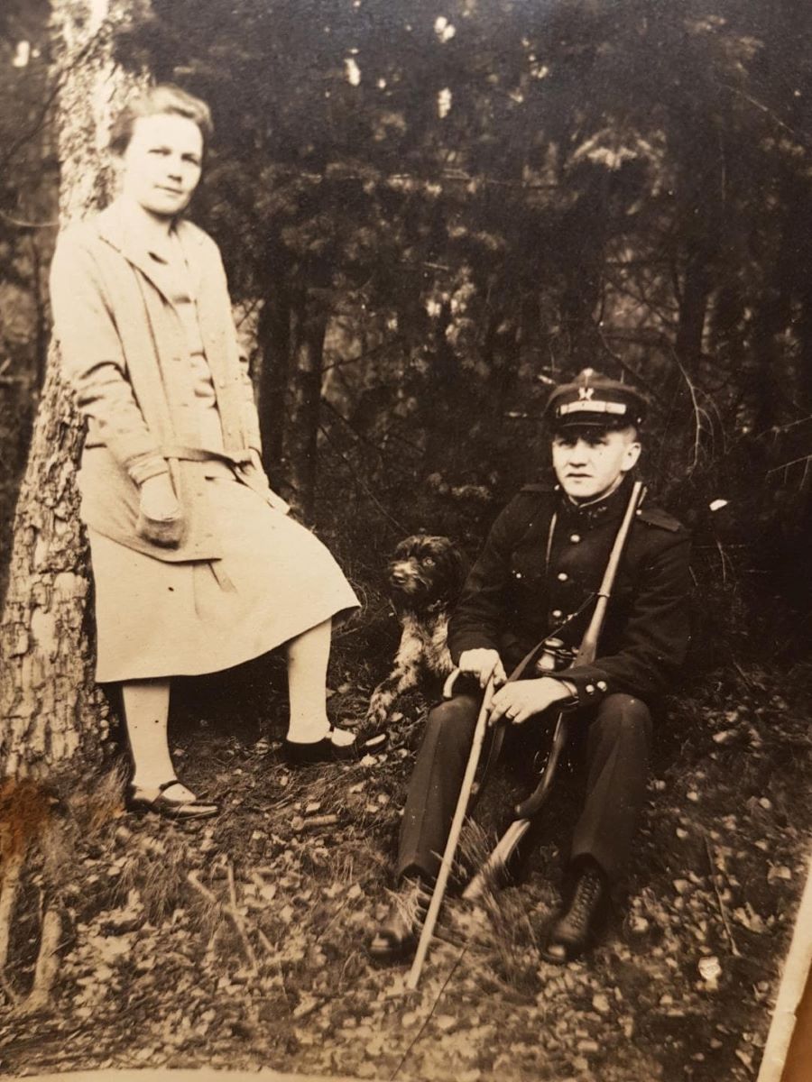 Fotografia przedstawia Antoniego Jarochowskiego z żoną i psem w lesie. Źródło: Archiwum rodzinne Przemysława Rzyskiego. 