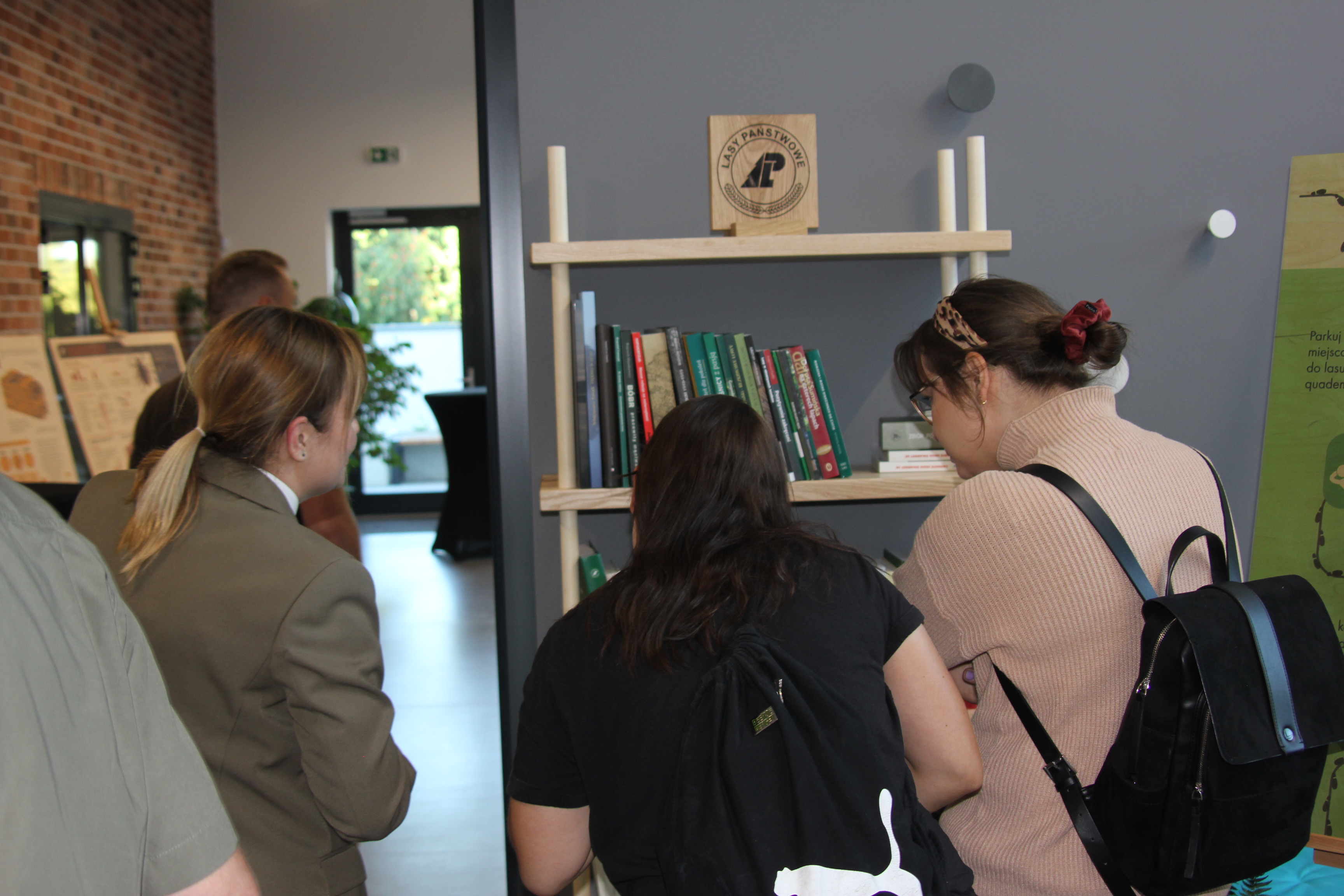 Zdjęcie przedstawia czytelników przy nowym kąciku w Bibliotece Publicznej w Pniewach. Fot. Archiwum Nadleśnictwa Pniewy