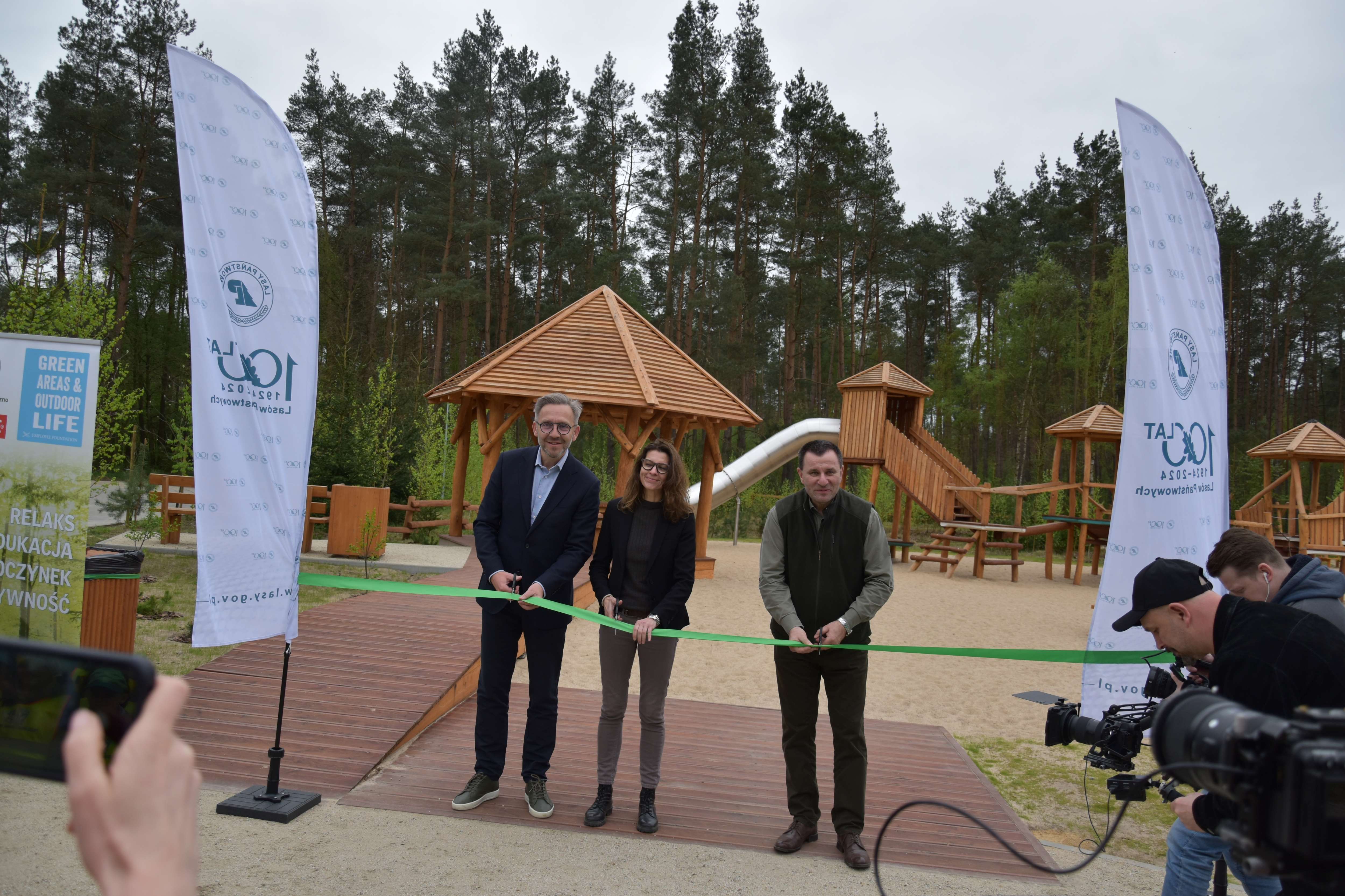 Fotografia przedstawia otwarcie Leśnej Oazy w Nadleśnictwie Gniezno. Archiwum firmy Velux.