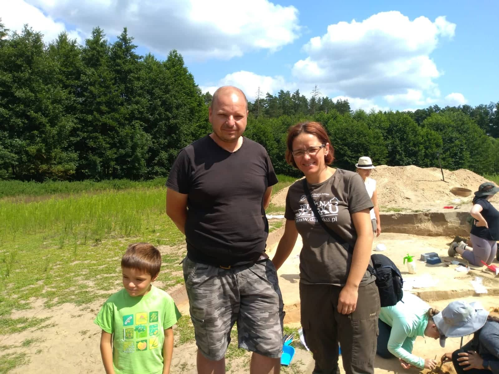 Zdjęcie przedstawia kierownika prac archeologicznych Marcina Krzepkowskiego wraz z edukatorem leśnym Karoliną Prange na miejscu wykopalisk w średniowiecznej Gaci. Fot. Archiwum Nadleśnictwa