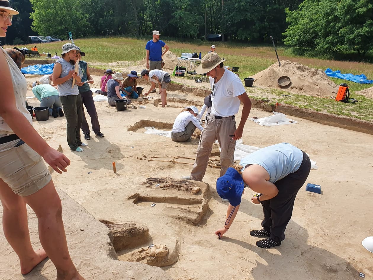 Zdjęcie przedstawia archeologów podczas pracy na wykopaliskach w średniowiecznej Gaci. Fot. Archiwum Nadleśnictwa