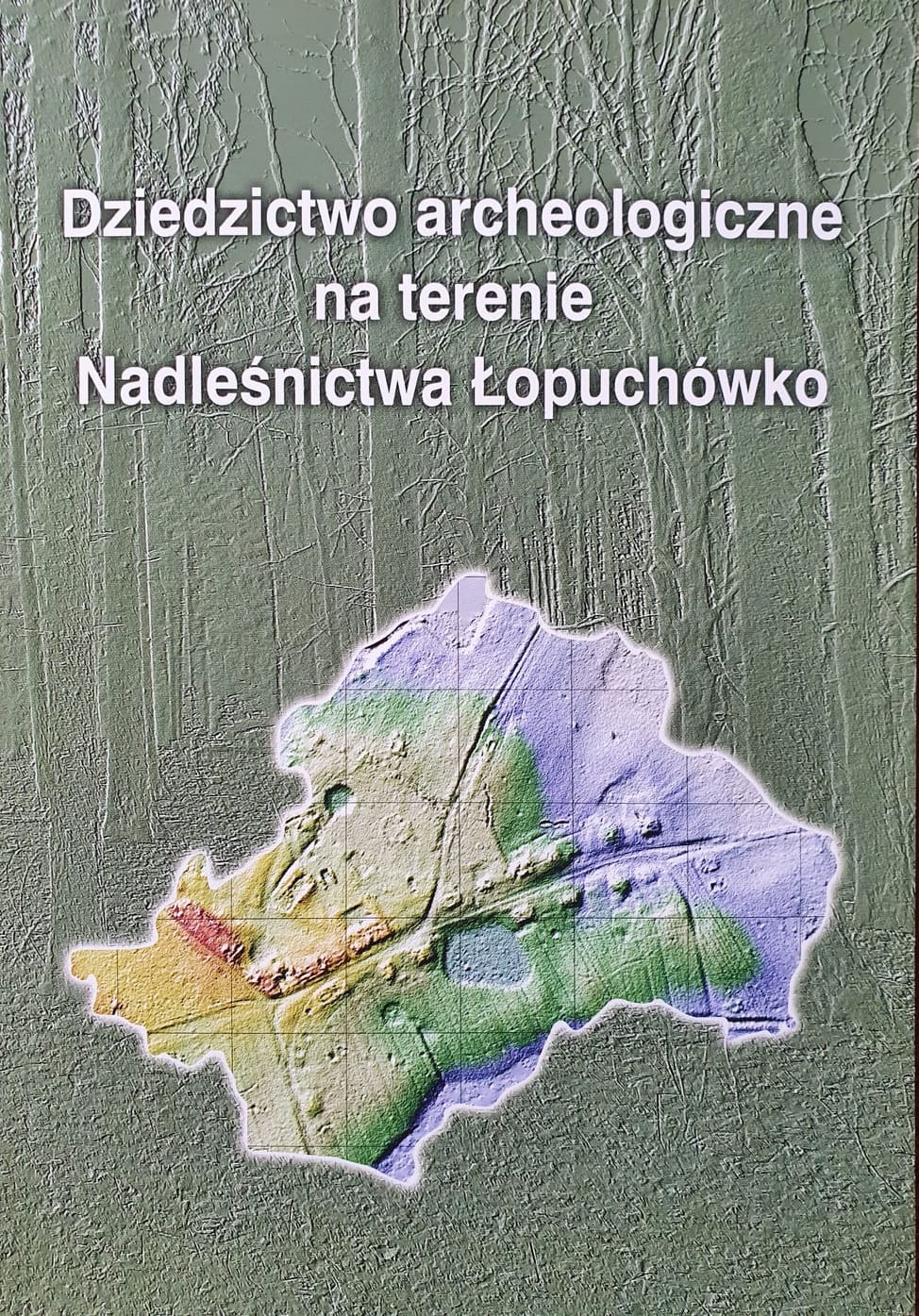 Zdjęcie przedstawia okładkę książki "Dziedzictwo archeologiczne na terenie Nadleśnictwa Łopuchówko" autorstwa M. Krzepkowskiego i T. Sobalaka.