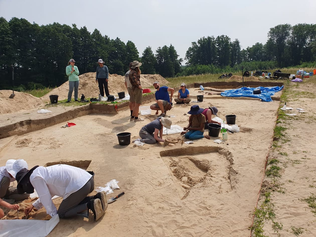 Zdjęcie przedstawia archeologów podczas pracy na wykopaliskach w średniowiecznej Gaci. Fot. Archiwum Nadleśnictwa