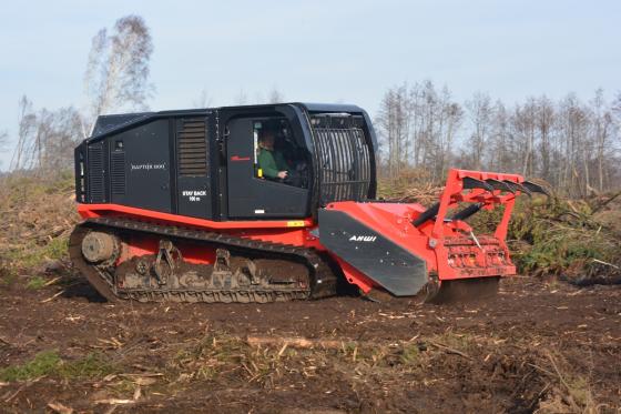 Raptor800-ciągnik&#x20;gąsienicowy&#x20;w&#x20;zestawie&#x20;z&#x20;rozdrabniaczem&#x20;przeznaczony&#x20;do&#x20;pracy&#x20;w&#x20;bardzo&#x20;ciężkich&#x20;warunkach&#x20;terenowych&#x2e;&#x20;fot&#x2e;&#x20;A&#x2e;&#x20;Możdzeń