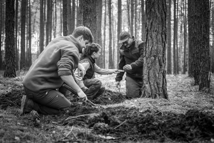 Na&#x20;zdjęciu&#x20;widać&#x20;troje&#x20;ludzi&#x20;rozgarniających&#x20;ściółkę&#x20;w&#x20;poszukiwaniu&#x20;zimujących&#x20;tam&#x20;owadów&#x2e;&#x20;Fot&#x2e;&#x20;Agata&#x20;Ożarowska&#x2e;