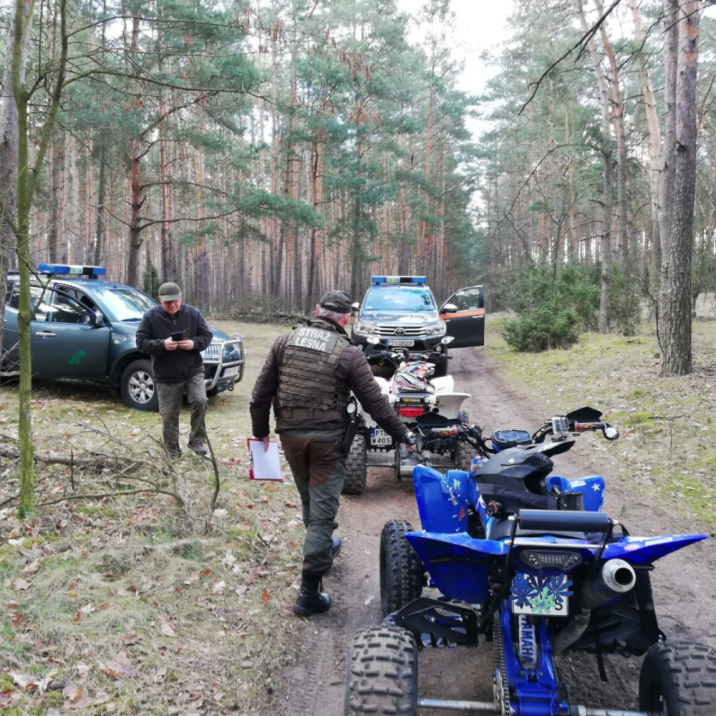 Zdjęcie&#x20;przedstawia&#x20;strażników&#x20;leśnych&#x20;zatrzymujących&#x20;osoby&#x20;jadące&#x20;quadami&#x20;po&#x20;lesie&#x20;fot&#x2e;&#x20;archiwum&#x20;Nadleśnictwa&#x20;Turek