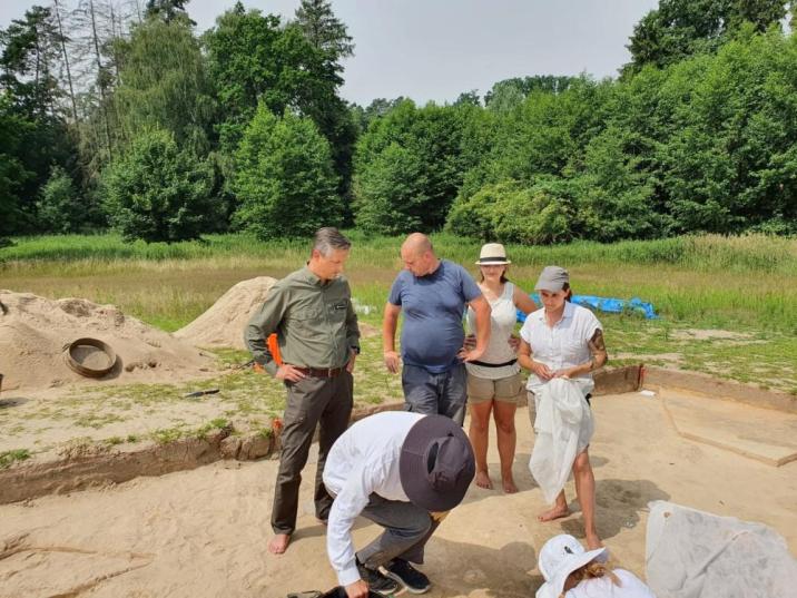 Zdjęcie&#x20;przedstawia&#x20;Tomasza&#x20;Markiewicza&#x20;-&#x20;nadleśniczego&#x20;Nadleśnictwa&#x20;Łopuchówko&#x20;wśród&#x20;archeologów&#x20;na&#x20;miejscu&#x20;wykopalisk&#x20;w&#x20;średniowiecznej&#x20;Gaci&#x2e;&#x20;Fot&#x2e;&#x20;Archiwum&#x20;Nadleśnictwa