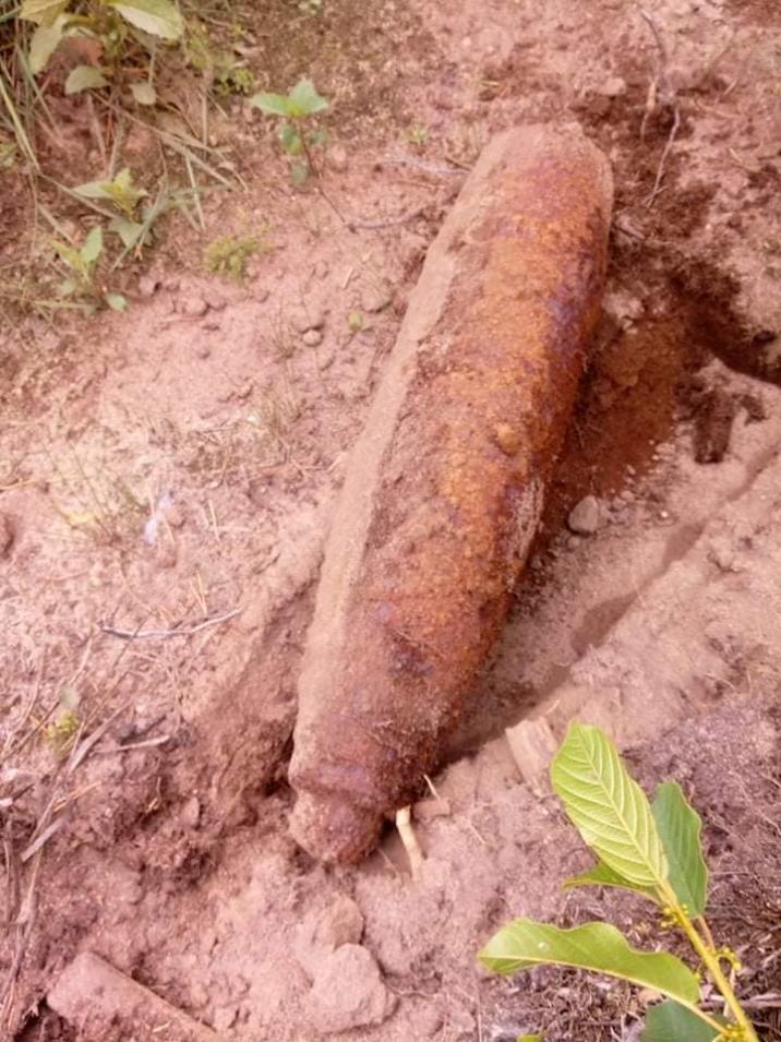 Fotografia&#x20;przedstawia&#x20;odkryty&#x20;na&#x20;uprawie&#x20;pocisk&#x20;z&#x20;czasów&#x20;II&#x20;Wojny&#x20;Światowej&#x2e;&#x20;Fot&#x2e;&#x20;Bartłomiej&#x20;Wojtkowiak&#x20;&#x28;Nadleśnictwo&#x20;Góra&#x20;Śląska&#x29;&#x2e;