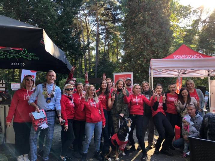 Fotografia&#x20;przedstawia&#x20;wolontariuszy&#x20;Drużyny&#x20;Szpiku&#x20;i&#x20;organizatorów&#x20;wydarzenia&#x20;&#x22;Polskie&#x20;Dzikie&#x20;Jadło&#x22;&#x2e;&#x20;Fot&#x2e;&#x20;Drużyna&#x20;Szpiku