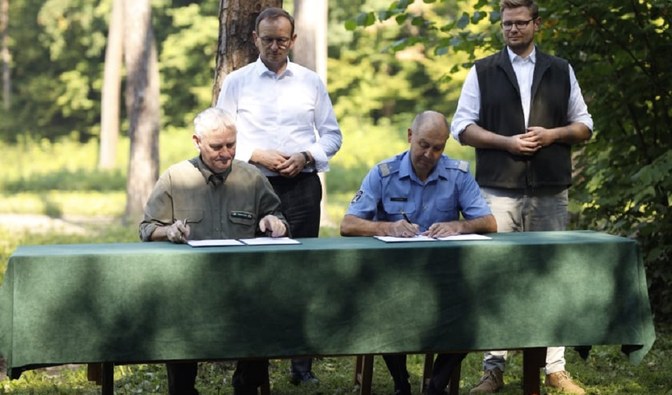 Zdjęcie&#x20;przedstawia&#x20;podpisanie&#x20;porozumienia&#x20;Lasów&#x20;Państwowych&#x20;z&#x20;Służbą&#x20;Więzienną&#x2e;&#x20;Dokument&#x20;podpisują&#x20;szefowie&#x20;Służby&#x20;Więziennej&#x20;&#x28;Jacek&#x20;Kitliński&#x29;&#x20;i&#x20;Lasów&#x20;Państwowych&#x20;&#x28;Józef&#x20;Kubica&#x29;&#x20;w&#x20;obecności&#x20;ministrów&#x20;Edwarda&#x20;Siarki&#x20;i&#x20;Michała&#x20;Wosia&#x2e;&#x20;Archiwum&#x20;DGLP&#x2e;