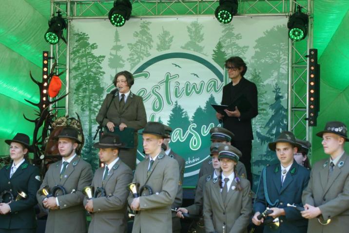 Na&#x20;zdjęciu&#x20;Dyrektor&#x20;Ośrodka&#x20;Kultury&#x20;Leśnej&#x20;w&#x20;Gołuchowie&#x20;Ewa&#x20;Jedlikowska&#x20;oraz&#x20;sygnaliści&#x2e;&#x20;Fot&#x2e;&#x20;Piotr&#x20;Dominiak