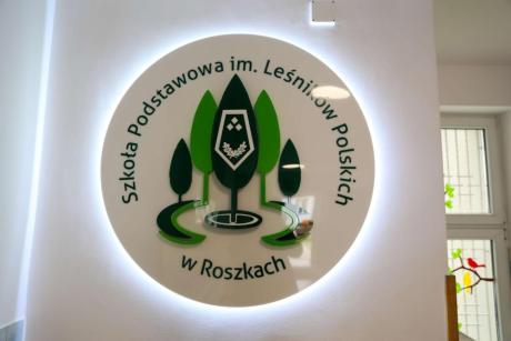 Uroczyste nadanie imienia Leśników Polskich Szkole Podstawowej w Roszkach
