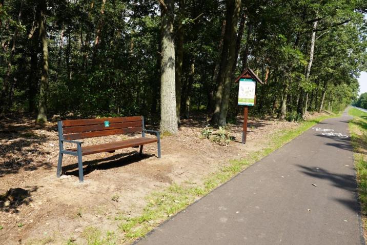 Zdjęcie&#x20;przedstawia&#x20;nowo&#x20;otwartą&#x20;ścieżkę&#x20;rowerową&#x20;wraz&#x20;z&#x20;ławką&#x20;i&#x20;tablicą&#x2e;&#x20;Źródło&#x3a;&#x20;Archiwum&#x20;Nadleśnictwa&#x20;Jarocin&#x2e;