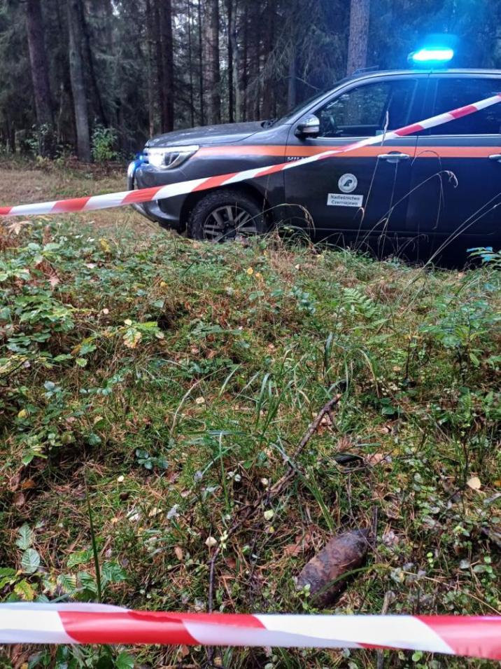 Zdjęcie&#x20;przedstawia&#x20;pocisk&#x20;artyleryjski&#x20;kalibru&#x20;88&#x20;mm&#x2c;&#x20;znaleziony&#x20;na&#x20;terenie&#x20;Nadleśnictwa&#x20;Czerniejewo&#x2e;&#x20;Fot&#x2e;&#x20;Archiwum&#x20;Nadleśnictwa&#x20;Czerniejewo&#x2e;